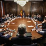Feijóo promete a los sindicatos de Policía y Guardia Civil combatir en los tribunales y la UE el traspaso de inmigración