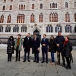 El consejero de Medio Ambiente, Vivienda y Ordenación del Territorio, Juan Carlos Suárez-Quiñones, visita el Museo Casa Botines Gaudí, junto al director general de la Fundación Obra Social de Castilla y León, Jose María Viejo