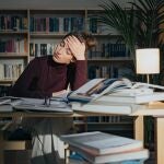Una persona estudiando una oposición
