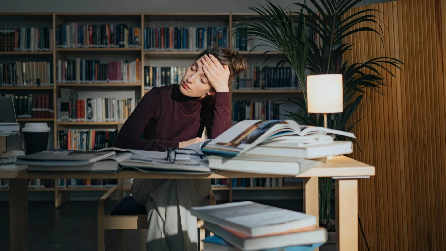 Una persona estudiando una oposición