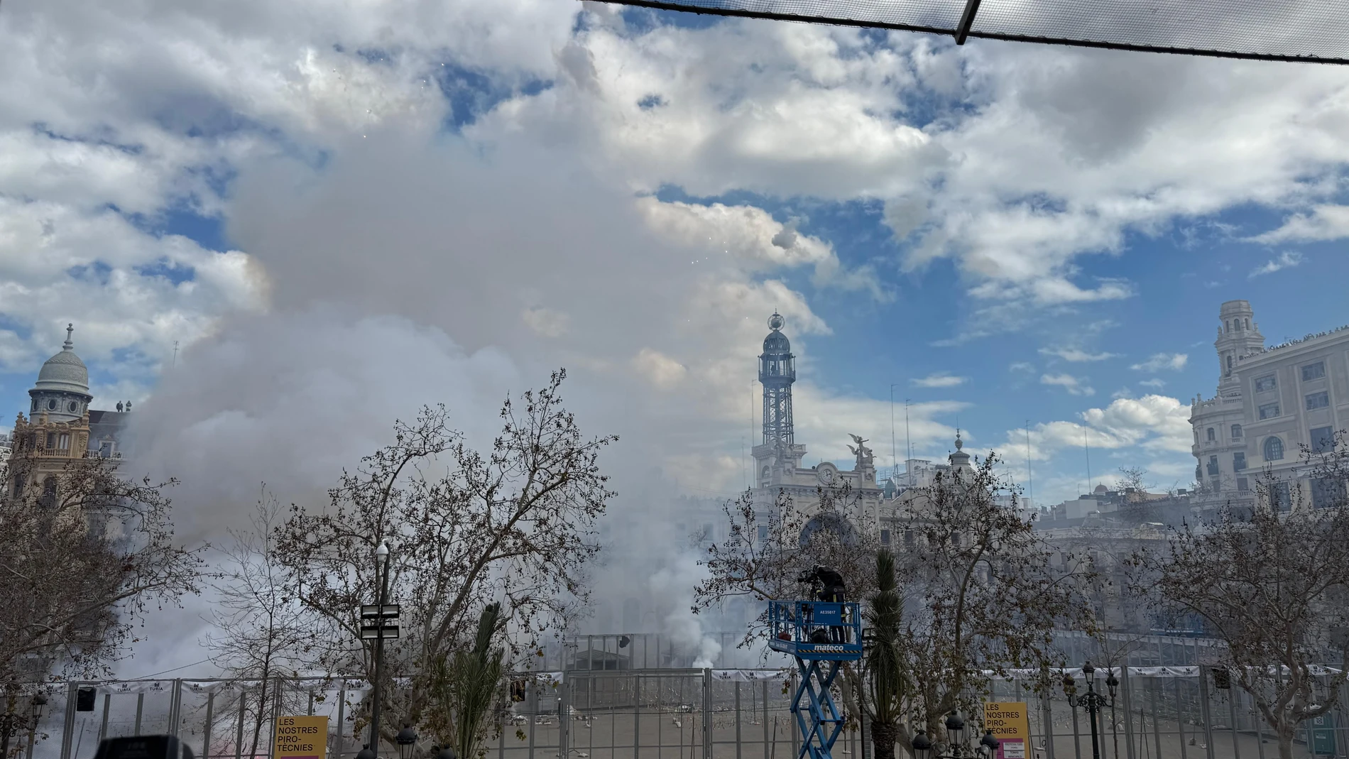 Pirotecnia Turís triunfa en la plaza del Ayuntamiento de València con una mascletà clásica y con final potente EUROPA PRESS 10/03/2025