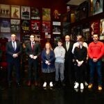Íscar, Carnero y González Gago junto a la familia de Fernando Navarro, el bombero fallecido en acto de servicio