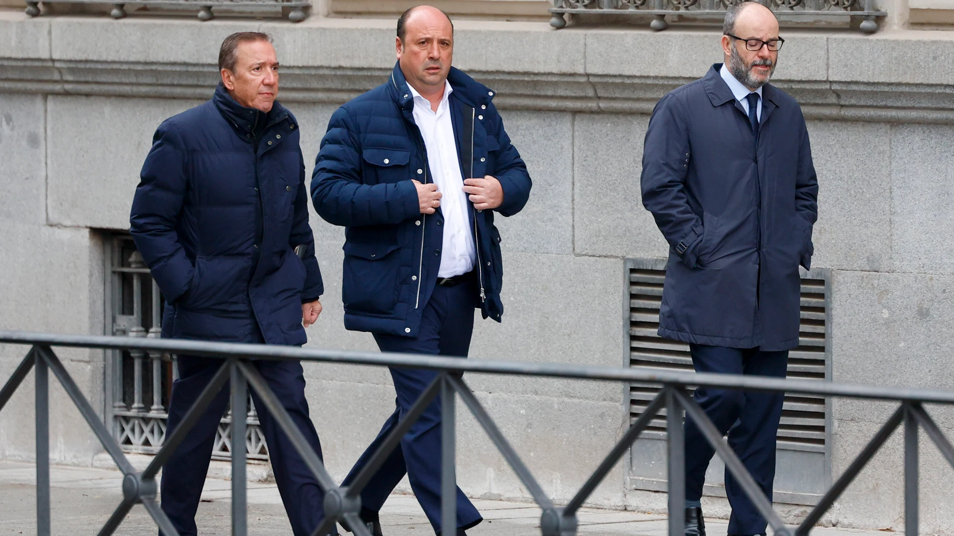 MADRID, 10/03/2025.- Claudio Rivas (c), socio de empresario Víctor de Aldama, a su llegada este lunes a la Audiencia Nacional donde comparece como investigado por otro fraude en el sector de hidrocarburos, anterior al caso en el que fue encarcelado junto a Aldama y posteriormente puesto en libertad. EFE/Mariscal