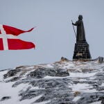 Imagen de Dannebrog y de la estatua de Hans Egede en Nuuk (Groenlandia)