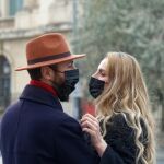 pareja en la calle con mascarilla
