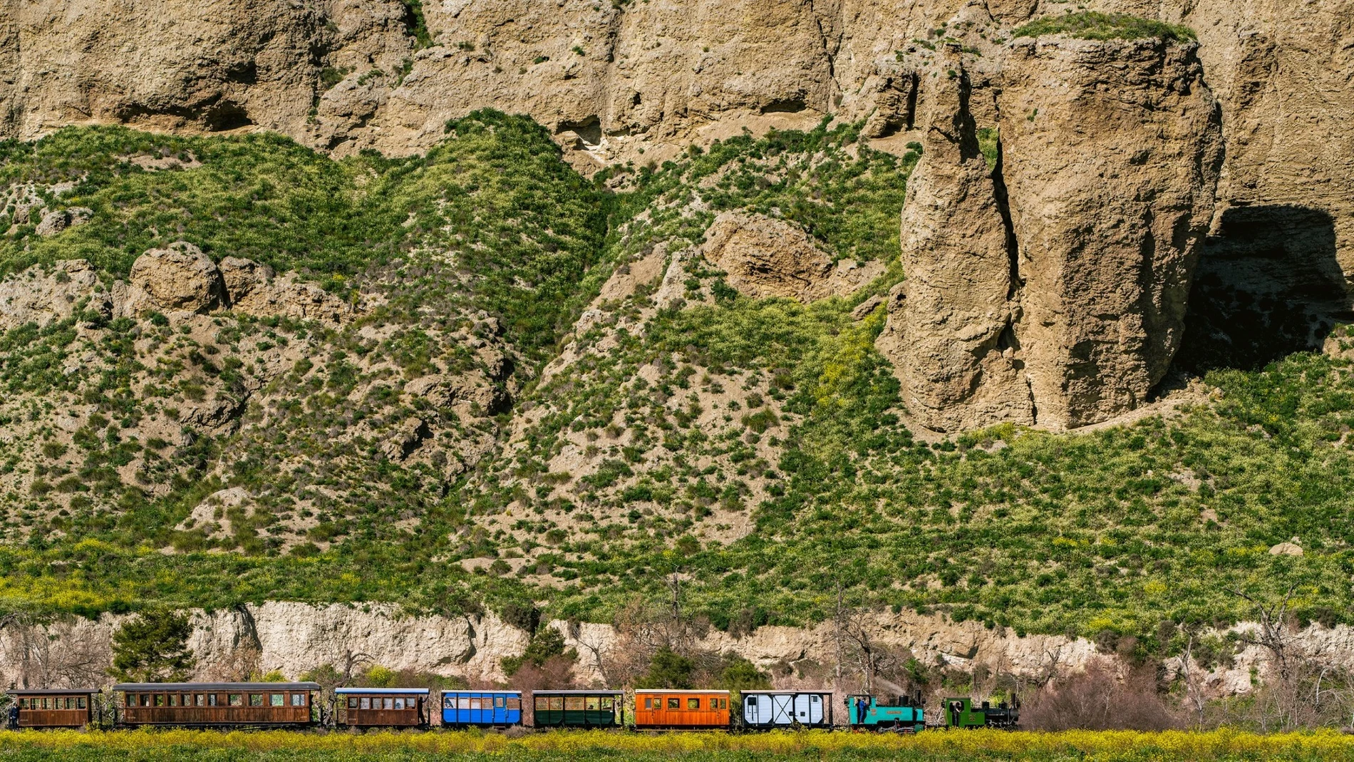 El tren y los cantiles de Piul