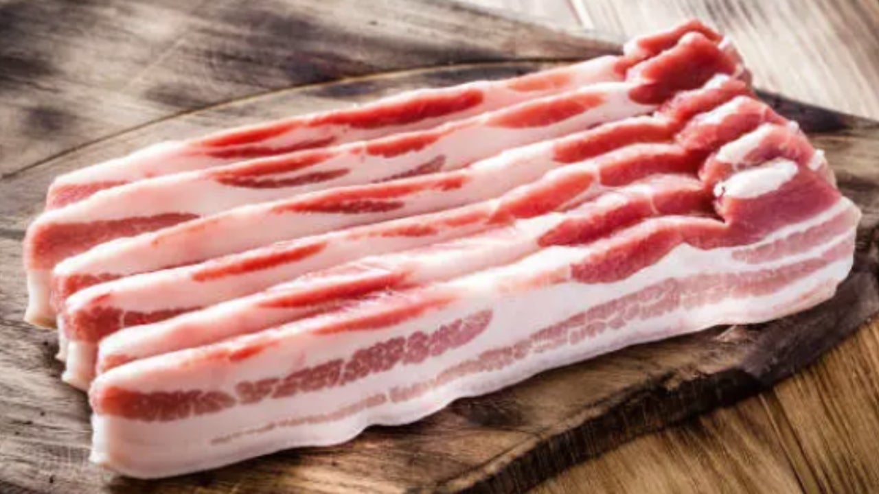 Termina en cuidados intensivos por comer bacon casi crudo: su “gusto gourmet” casi le cuesta la vida