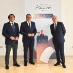El diputado de Cultura, Juan de Dios Navarro, el presidente de la Diputación de Alicante, Toni Pérez, y el director del Área de Relaciones Institucionales del Grupo Planeta, Carlos Crehueras, posan con el premio Azorín