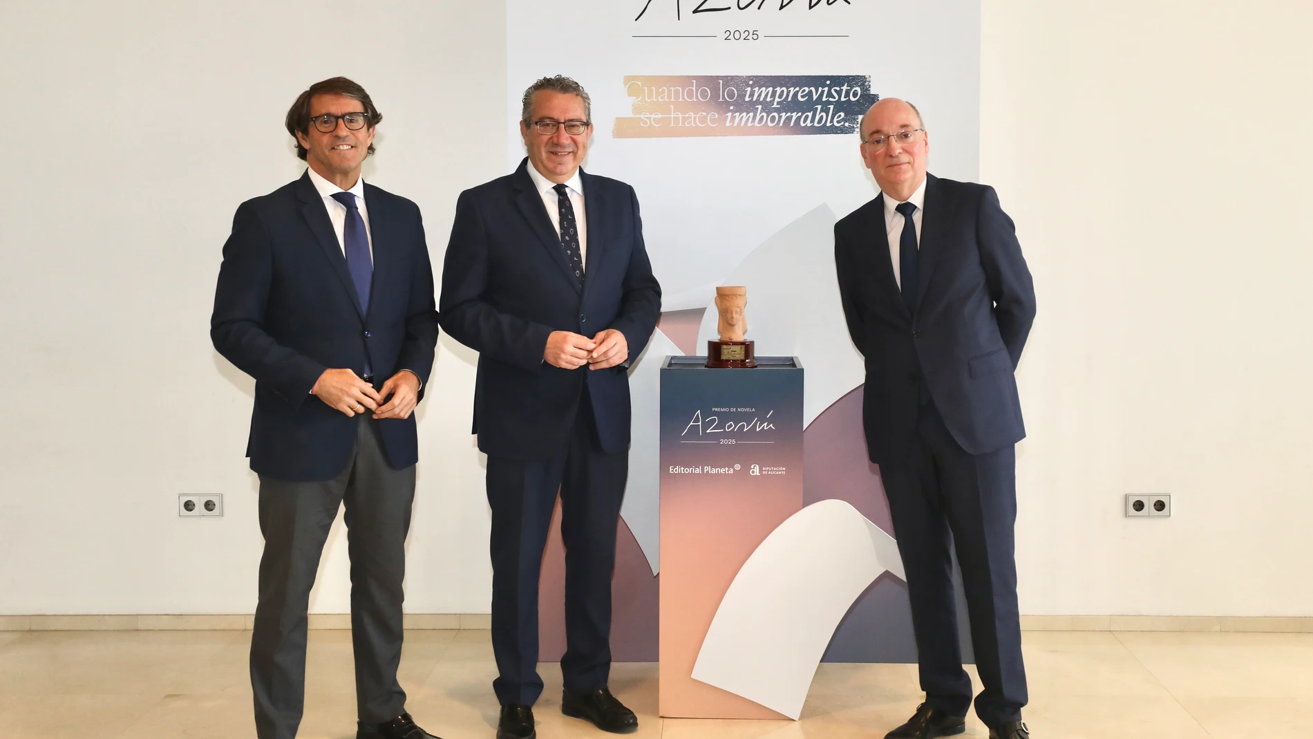 El diputado de Cultura, Juan de Dios Navarro, el presidente de la Diputación de Alicante, Toni Pérez, y el director del Área de Relaciones Institucionales del Grupo Planeta, Carlos Crehueras, posan con el premio Azorín