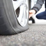 Así puedes arreglar un neumático pinchado sin tener que sacarlo, según un experto