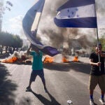 Hondureños protestan en las calles por la demora en la entrega del material electoral