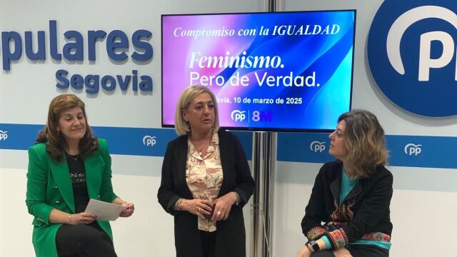 La presidenta del PP de Segovia, Paloma Sanz, junto a Mª Victoria Moreno y Azucena Suárez, antes de iniciar la jornada