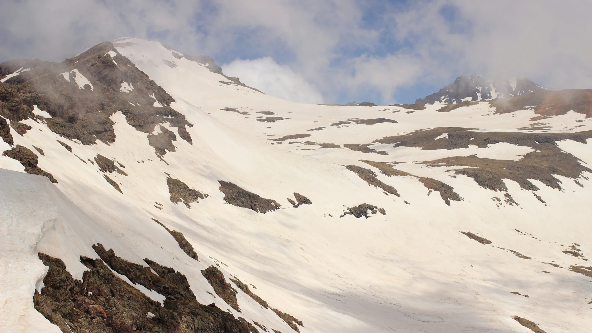 El monte Aragáts es un volcán supuestamente extinto y se trata del pico más alto de Armenia, con una altitud superior a los 4.000 metros