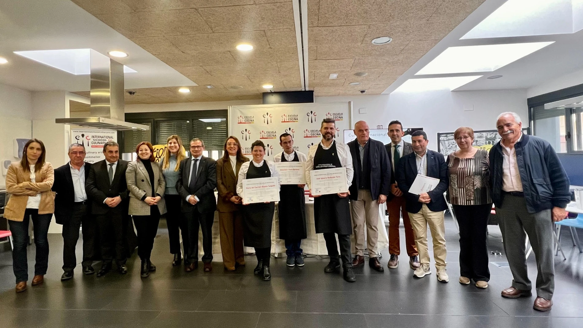 La consejera María González Corral junto a los sumilleres ganadores y el resto de autoridades