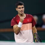 Alcaraz celebra la victoria ante Dimitrov