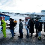Electores esperan su turno para votar en un centro deportivo en Nuuk, la capital de Groenlandia
