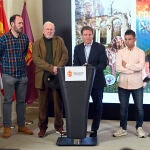 Borja Suárez durante el acto de reconocimiento a los campeones burgaleses de caza, en presencia de Santiago Iturmendi