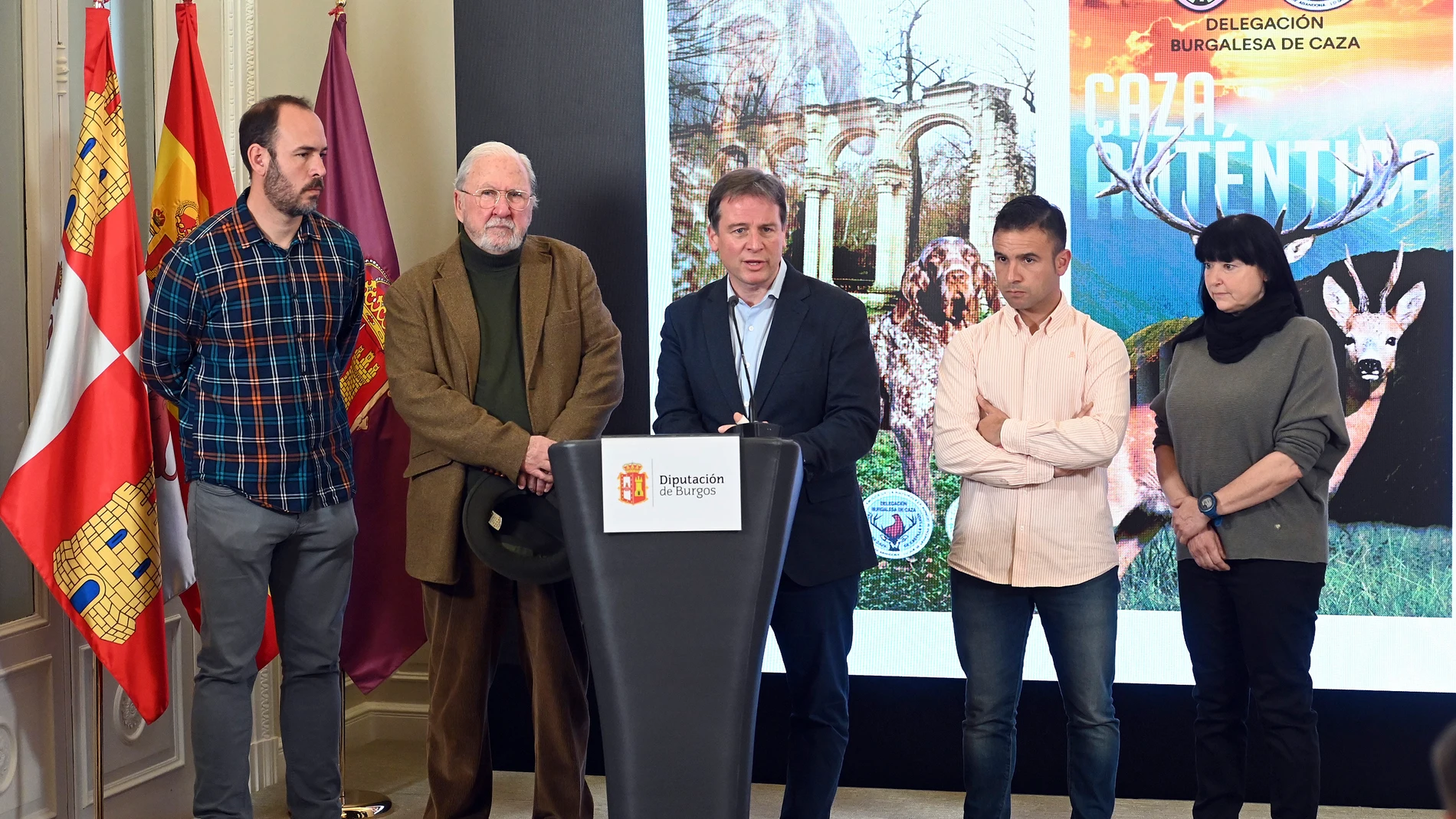 Borja Suárez durante el acto de reconocimiento a los campeones burgaleses de caza, en presencia de Santiago Iturmendi