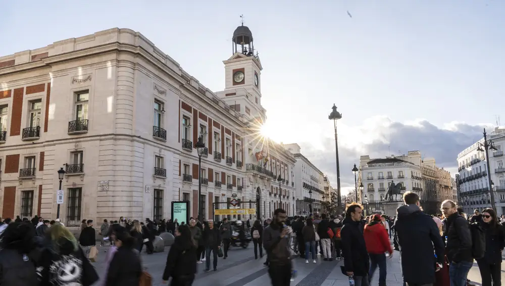 La Real Casa de Correos es un edificio situado en la parte meridional de la Puerta del Sol de Madrid