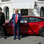 Elon Musk y Donald Trump frente a un Tesla en la Casa Blanca