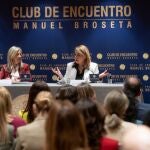 La vicepresidenta primera y consellera de Servicios Sociales, Susana Camarero (d), junto a la presidenta del Club de Encuentro Manuel Broseta, Amparo Maties