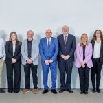 Manuel Cermerón, CEO de Veolia España, junto con Daniel Crespo, rector de la UPC, y otros asistentes al acto