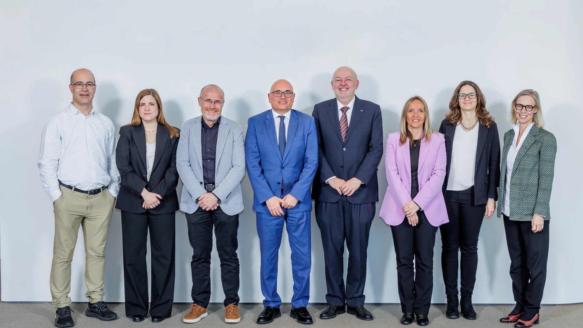 Manuel Cermerón, CEO de Veolia España, junto con Daniel Crespo, rector de la UPC, y otros asistentes al acto
