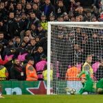 Donnarumma le detiene el penalti a Curtis Jones en la tanda de desempate