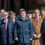 El presidente de Castilla y León, Alfonso Fernández Mañueco, durante el minuto de silencio en homenaje a las víctimas de 2024