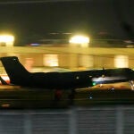 El avión en el que viaja el expresidente filipino Rodrigo Duterte 