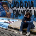 Una fan de Maradona, a las afueras del juzgado donde se celebra la vista por la muerte del "10"