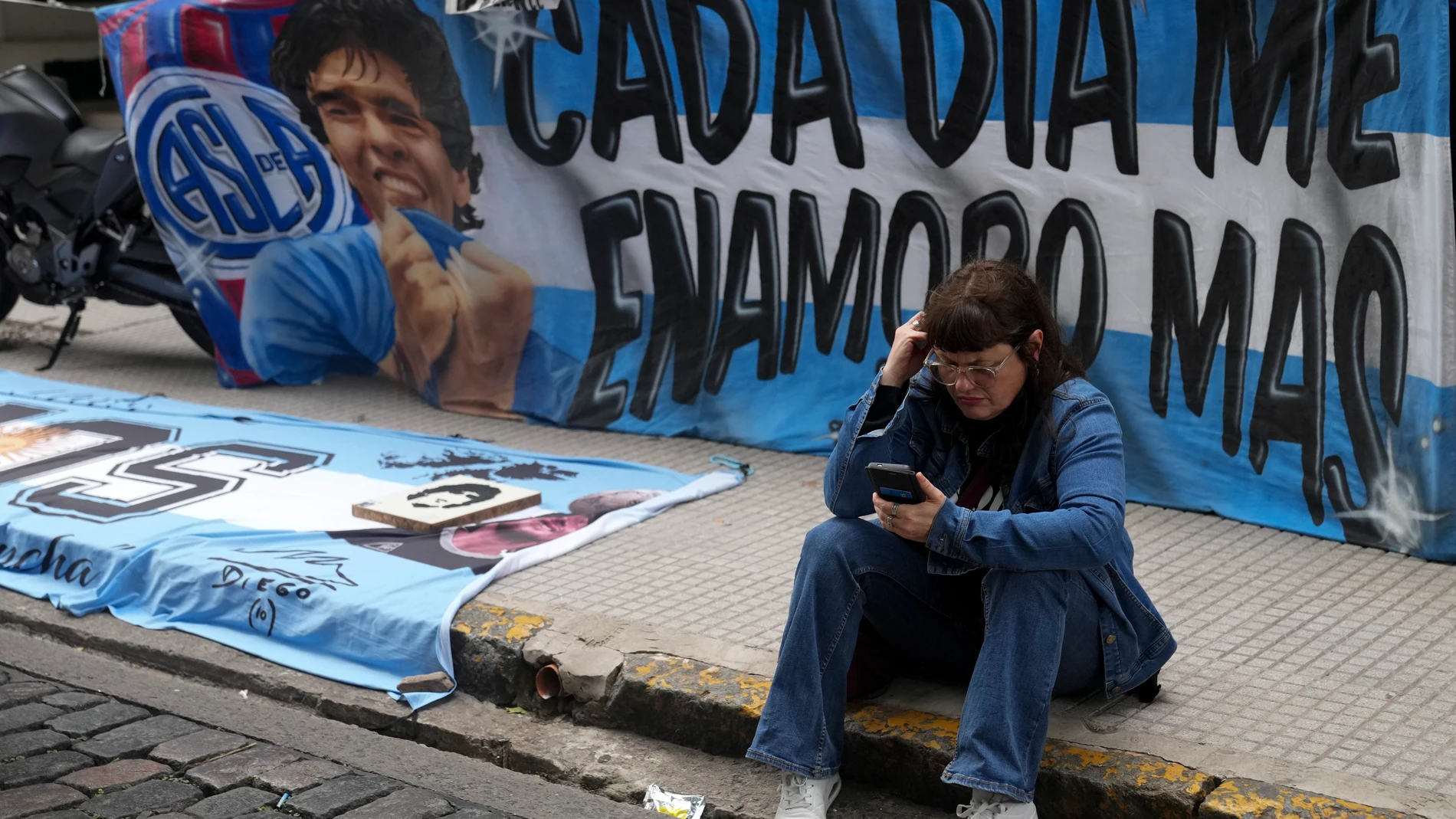 Una fan de Maradona, a las afueras del juzgado donde se celebra la vista por la muerte del "10"