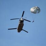 Lanzamiento de la Bripac del Ejército de Tierra desde un helicóptero Chinook