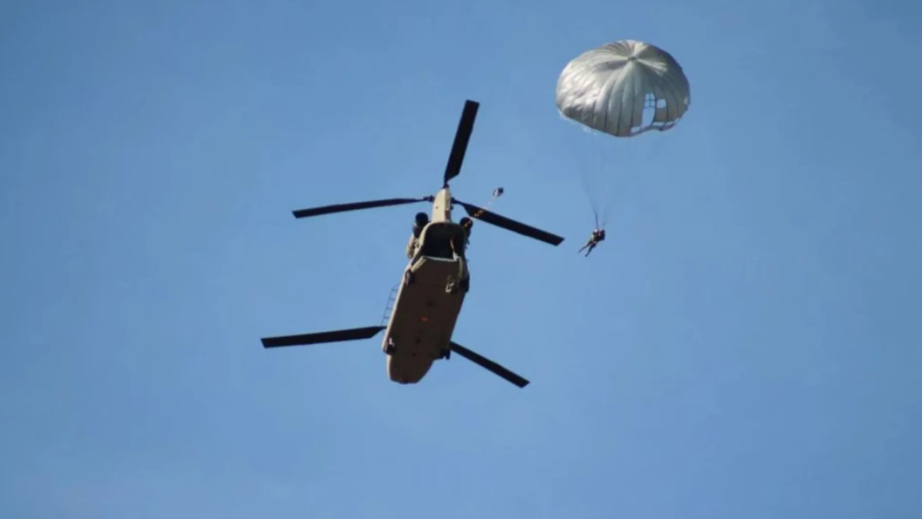 Lanzamiento de la Bripac del Ejército de Tierra desde un helicóptero Chinook