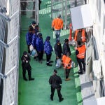 Un buque italiano traslada a inmigrantes irregulares al centro de detención construido en el puerto albanés de Shengjin