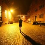 Mujer sola por la calle