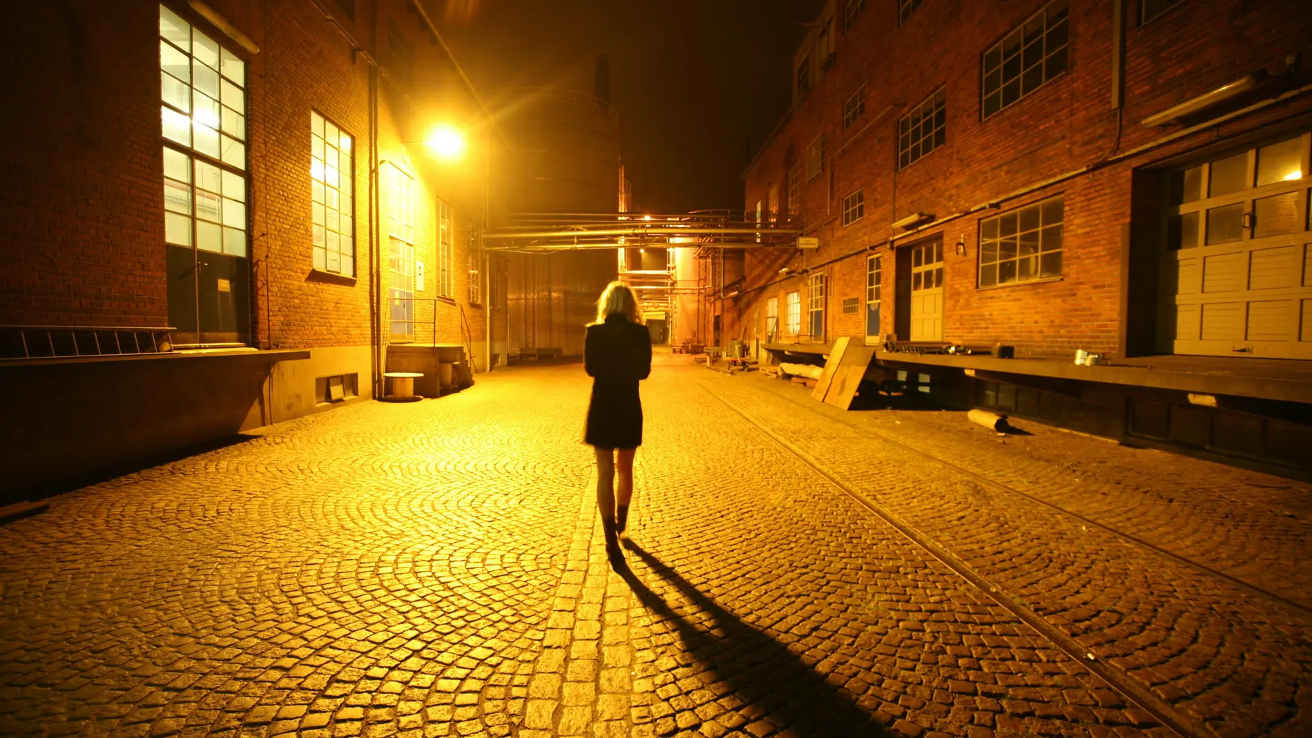 Mujer sola por la calle
