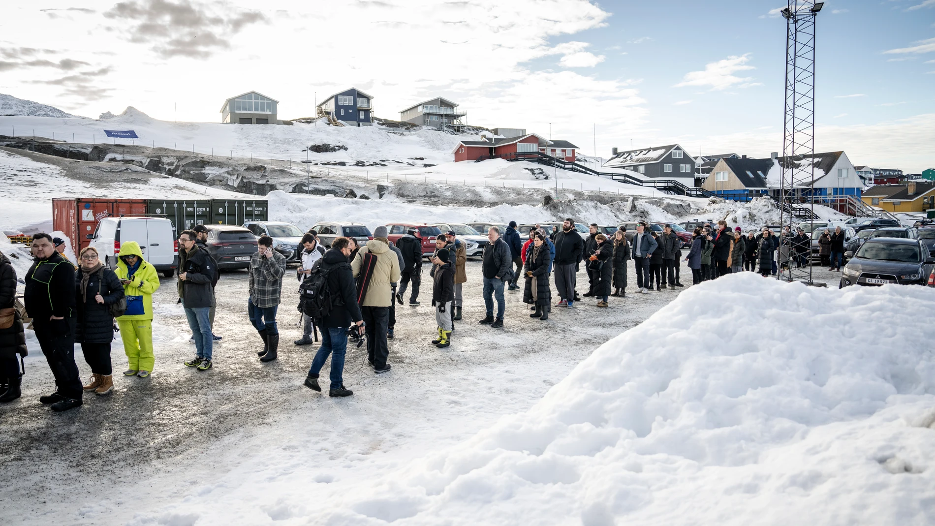 Nuuk (Greenland), 11/03/2025.- People line up to vote during the parliamentary election at the Godthaabshallen sports hall, in Nuuk, Greenland, 11 March 2025. Greenland residents will vote on 11 March to elect 31 members to the Inatsisartut, the Greenlandic parliament, with six parties contesting. (Elecciones, Groenlandia) EFE/EPA/MADS CLAUS RASMUSSEN DENMARK OUT