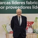 El presidente de Mercadona, Juan Roig, posa tras una rueda de prensa para informar sobre los datos económicos de Mercadona en 2024 y sus previsiones para 2025, en Jarrods, a 11 de marzo de 2025, en Paterna, Valencia.