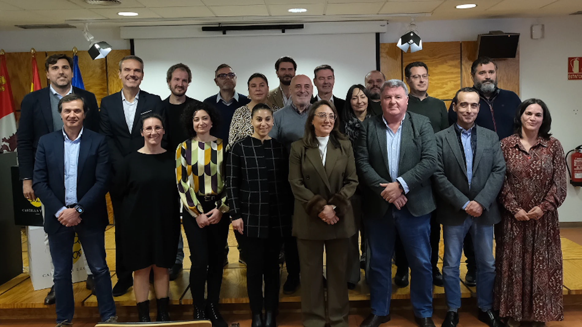 María González Corral junto con los representantes de las DO de Castilla y León