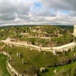 La localidad palentina de Baltanás con sus bodegas