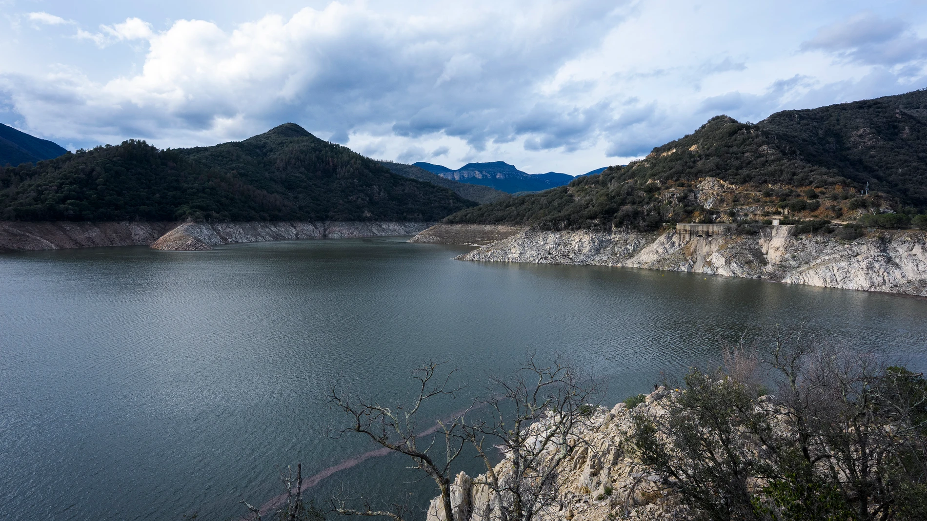 FOTODELDÍA GRAFCAT5234. OSOS (GIRONA), 11/03/2025.- Aspecto del pantano de Susqueda este martes cuando el Govern ha anunciado que mantendrá las restricciones de agua por la sequía pese al aumento de las reservas de los embalses de las cuencas internas de Cataluña, que tras las precipitaciones de los últimos días ya superan el 40 %. EFE/David Borrat