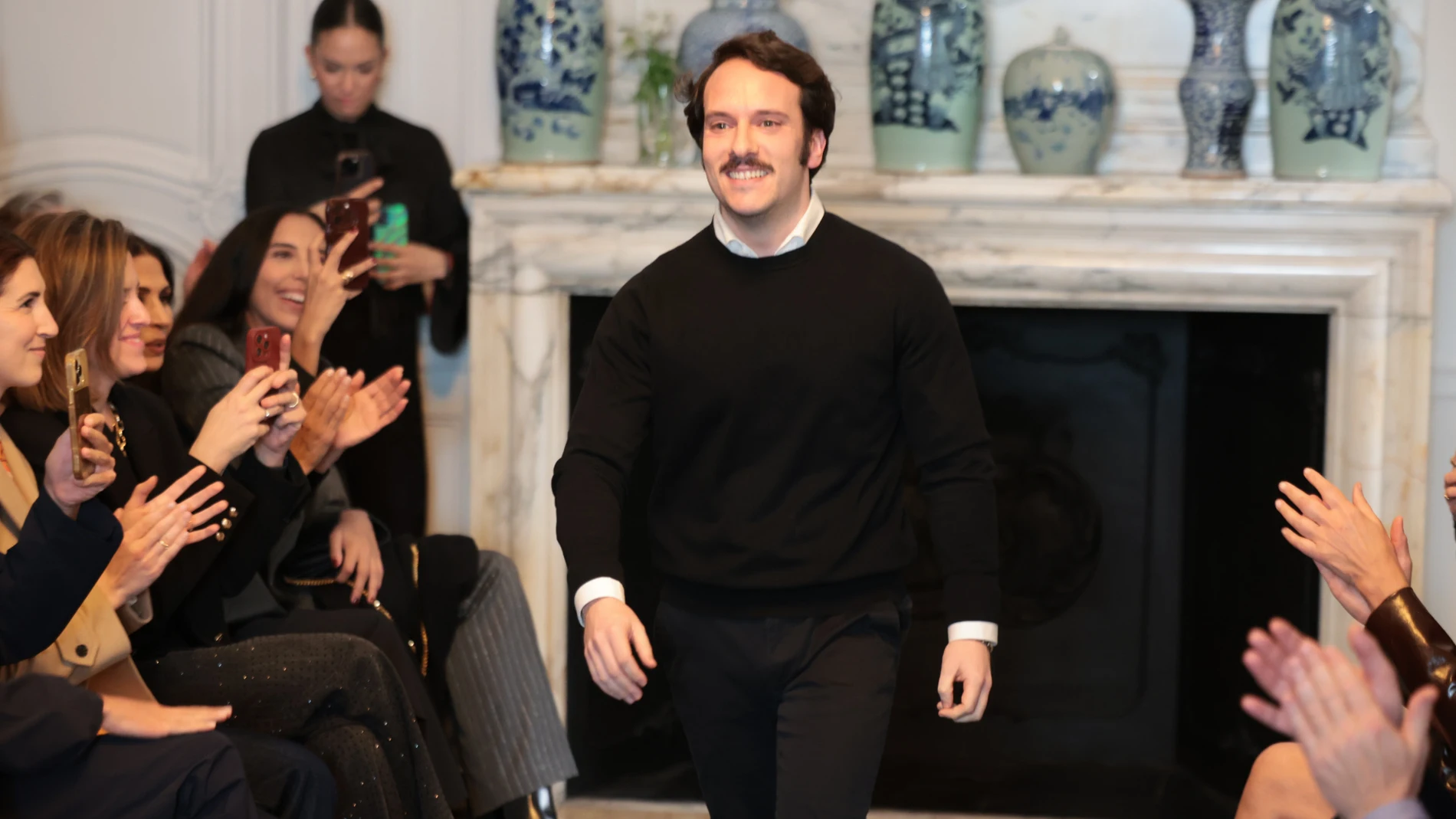 Fabio Encinar ovacionado al cierre del desfile.