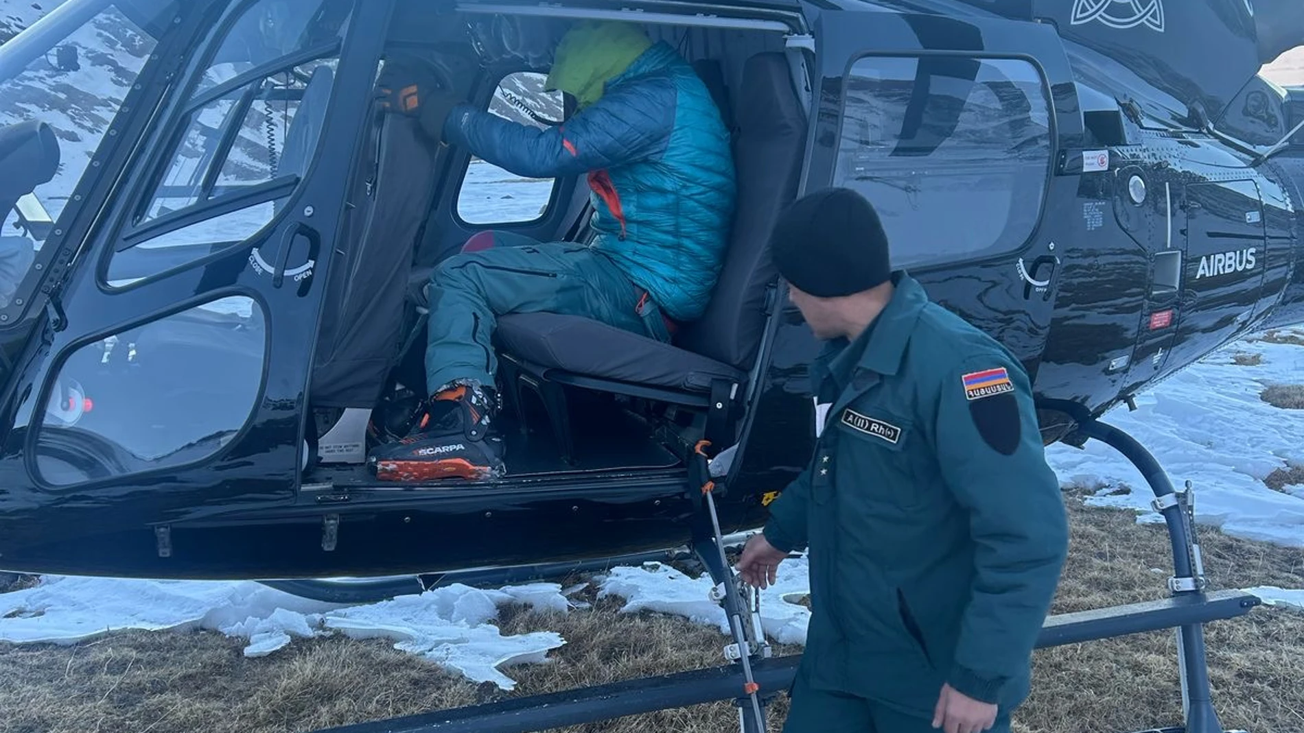 ARAGOTS (ARMENIA), 11/03/2025.- Un turista español ha desaparecido este martes a causa de un alud registrado en la montaña más alta de Armenia, el Aragots, que supera los 4.000 metros de altura, según han informado los servicios de rescate locales al portal NEWS.am. Los efectivos de salvamento intentan encontrar bajo la nieve al español, que se encontraría en la cara norte de Aragots, un volcán inactivo situado en el oeste del país caucásico. EFE/ Ministerio Del Interior De Armenia SOLO USO E...