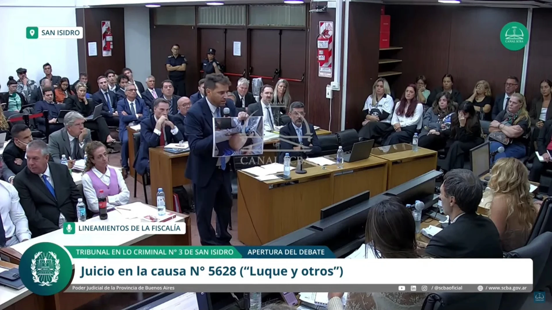 AME8630. BUENOS AIRES (ARGENTINA), 11/03/2025.- Captura de pantalla de un video de la Suprema Corte de la Provincia de Buenos Aires del fiscal general adjunto del tribunal de San Isidro, Patricio Ferrari, mostrando una foto durante la primera audiencia del juicio sobre el fallecimiento de Diego Armando Maradona postrado en una cama y tomada en el contexto de su muerte. EFE/ Suprema Corte de la Provincia de Buenos Aires /SOLO USO EDITORIAL/NO VENTAS/SOLO DISPONIBLE PARA ILUSTRAR LA NOTICIA QUE...