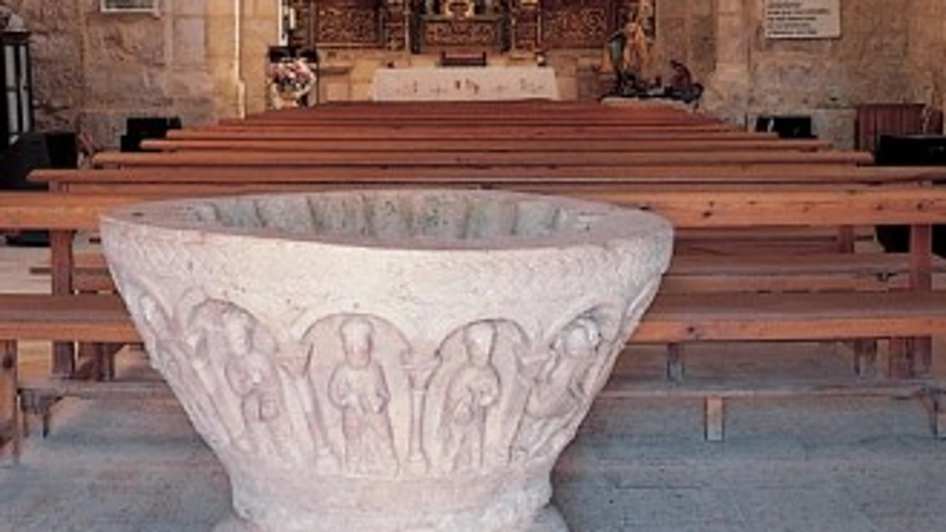 Pila baustimal de la Iglesia de San Esteban, en Cayuela (Burgos)