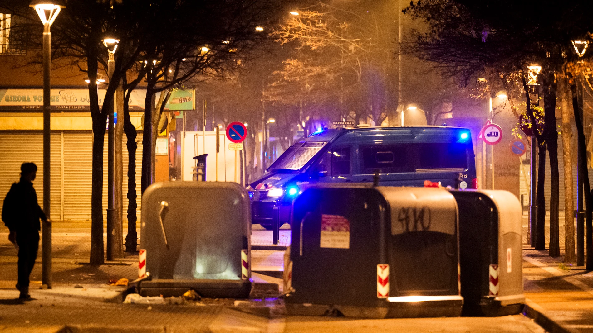 SALT (GIRONA), 12/03/2025.- Más de un centenar de personas han protagonizado este martes una segunda noche de disturbios y ataques a los Mossos d’Esquadra tras el desalojo de un imán que había okupado una vivienda en Salt (Gerona). Tras el intento de asalto de una comisaría de los Mossos en la noche del lunes, hoy martes se han reproducido los lanzamientos de piedras a los policías y la quema de contenedores. EFE/David Borrat.