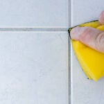 El truco casero para disolver la suciedad de las juntas de baldosas en una sola pasada