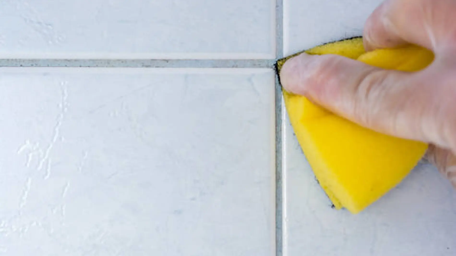 El truco casero para disolver la suciedad de las juntas de baldosas en una sola pasada