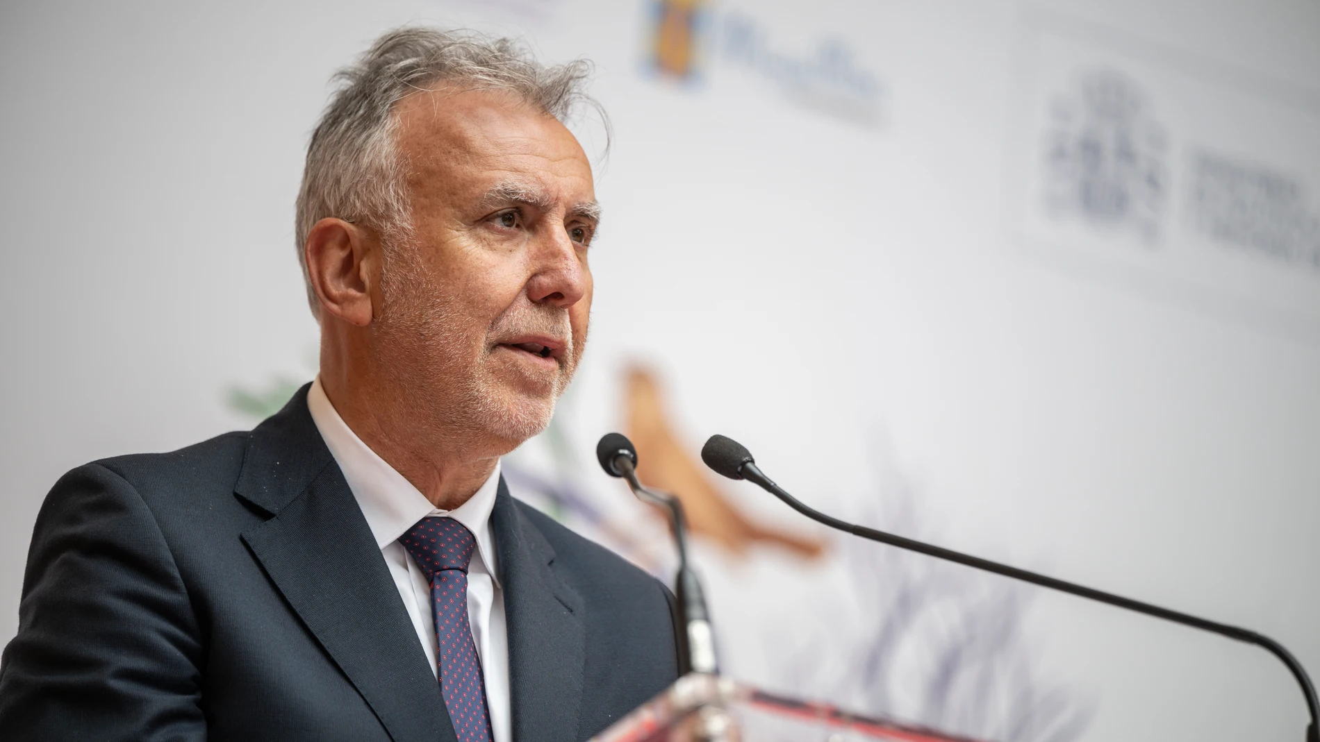 El ministro de Política Territorial y Memoria Democrática, Ángel Víctor Torres, durante la entrega de los restos de 17 víctimas aragonesas de la Guerra a sus familias, en el Auditorio Ramón Salvador, a 12 de marzo de 2025, en Magallón, Zaragoza, Aragón (España). Los cuerpos han sido hallados en el Valle de Cuelgamuros, donde fueron trasladados desde Borja (Zaragoza), en 1959, sin el conocimiento de sus familiares. Previamente se ha descubierto una placa en memoria de las víctimas en el munici...